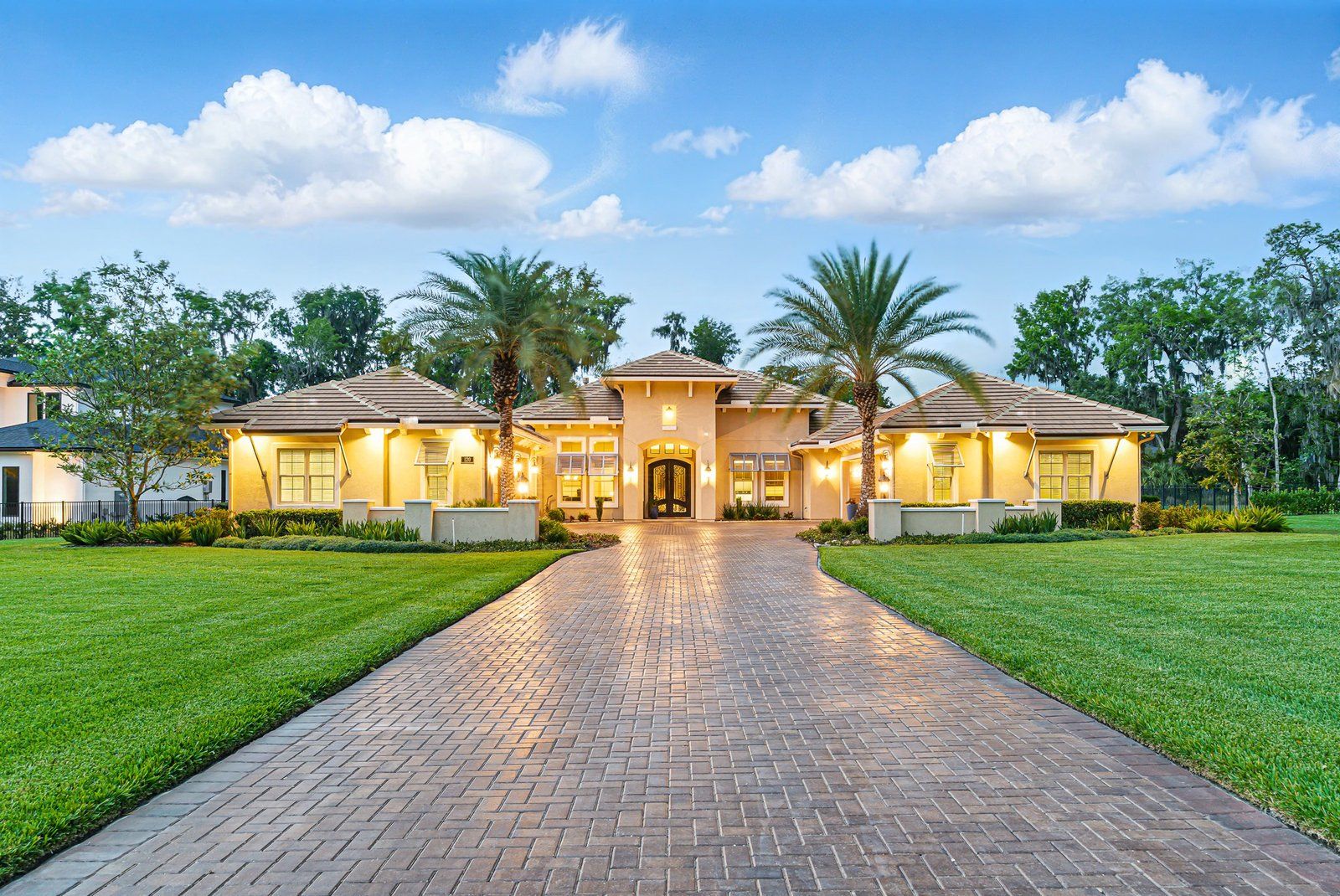 Exterior photo: Front