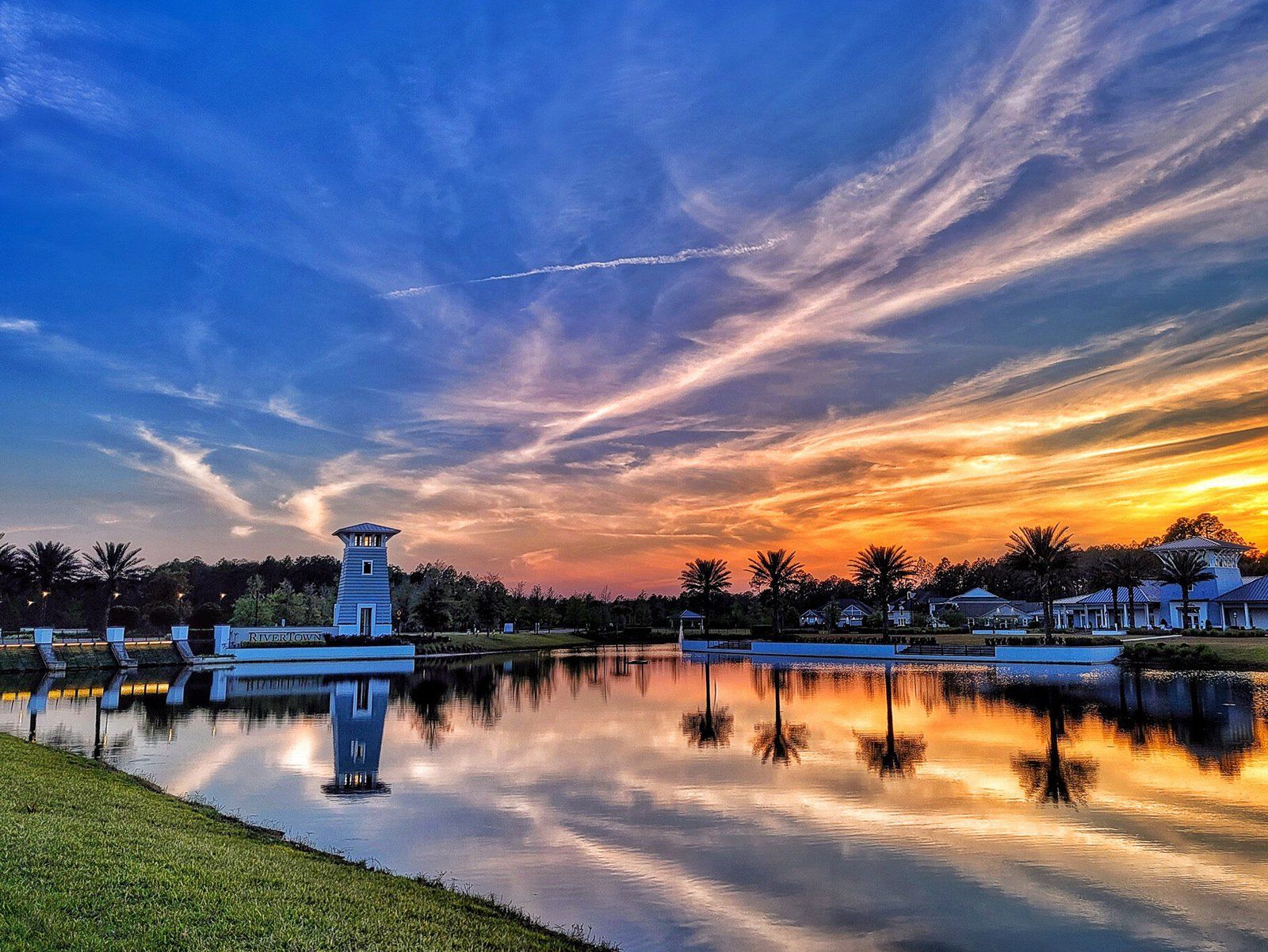 Exterior photo: Waterfront Dusk