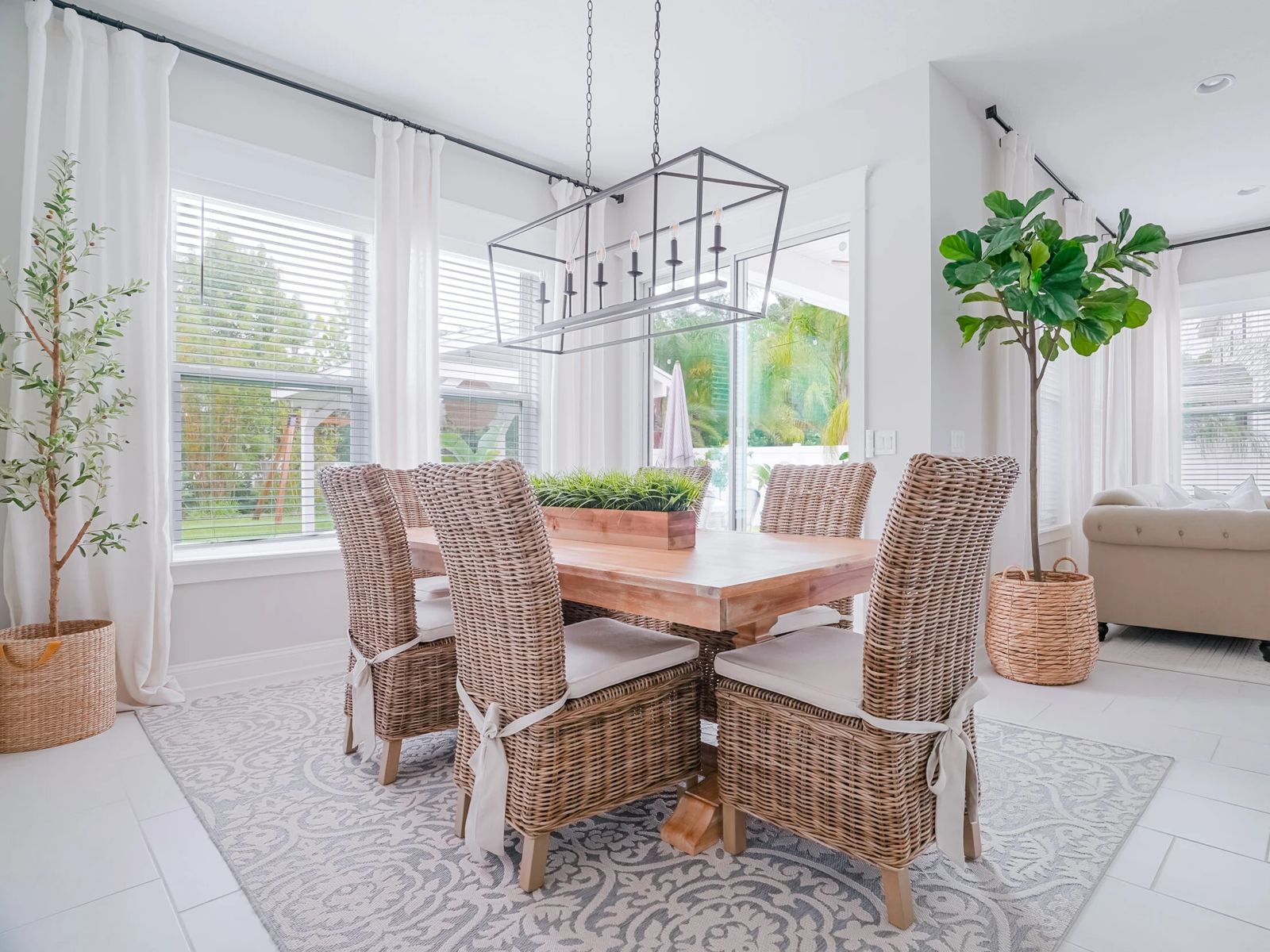Interior photo: Dining